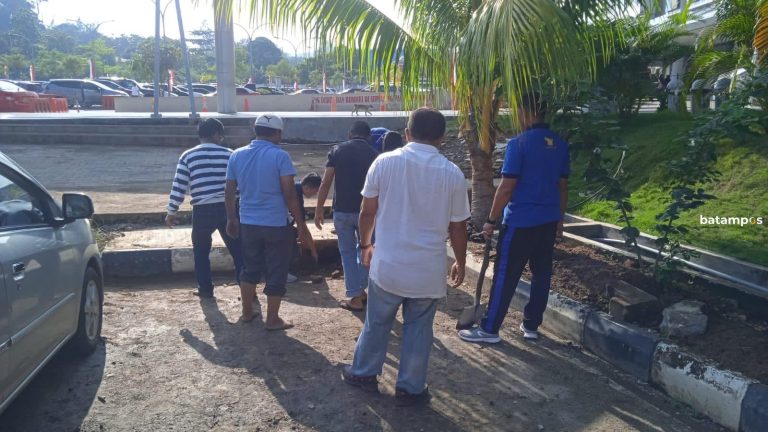Antisipasi Banjir, Pengelola Pelabuhan Ferry Internasional Sekupang Bongkar Saluran Pembuangan Air ke Laut