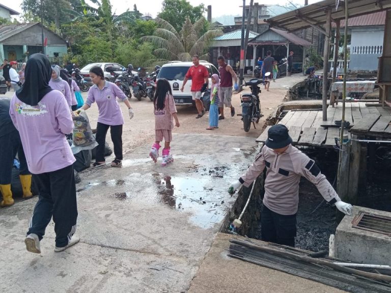 Bersihkan Pesisir Kampung Tua Tanjungriau, Mahasiswa KKN Unrika, Polsek Sekupang & Warga Gotong Royong