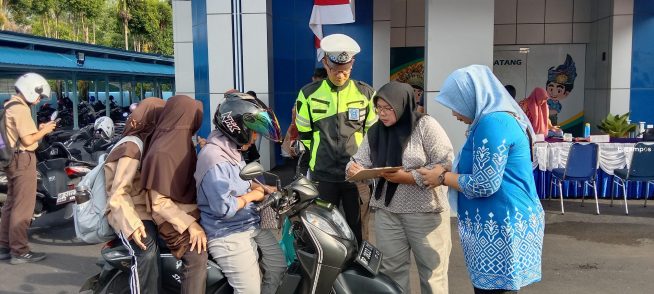 Razia Pajak Kendaraan, Banyak Pengemudi Motor Putar Balik