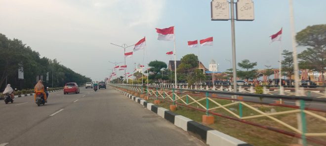 Pemkab Karimun Bagi dan Pasang 5.040 Bendera Merah Putih