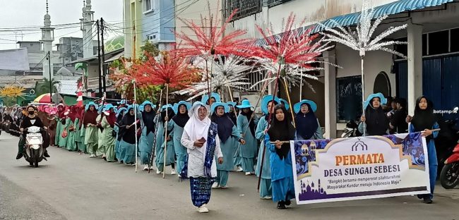 Hujan tak Jadi Penghalang Seratusan Orang BKMT Ikuti Pawai Ta’aruf HUT RI