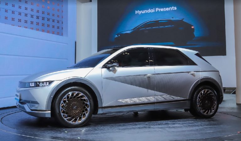 Hyundai IONIQ 5 Indonesian Batik Wujudkan Perpaduan Tradisi dan Inovasi