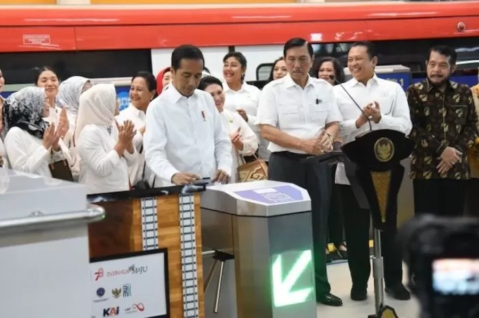Habiskan Rp 32,6 Triliun, Jokowi Ingin Warga Pinggiran Jakarta Pindah ke LRT