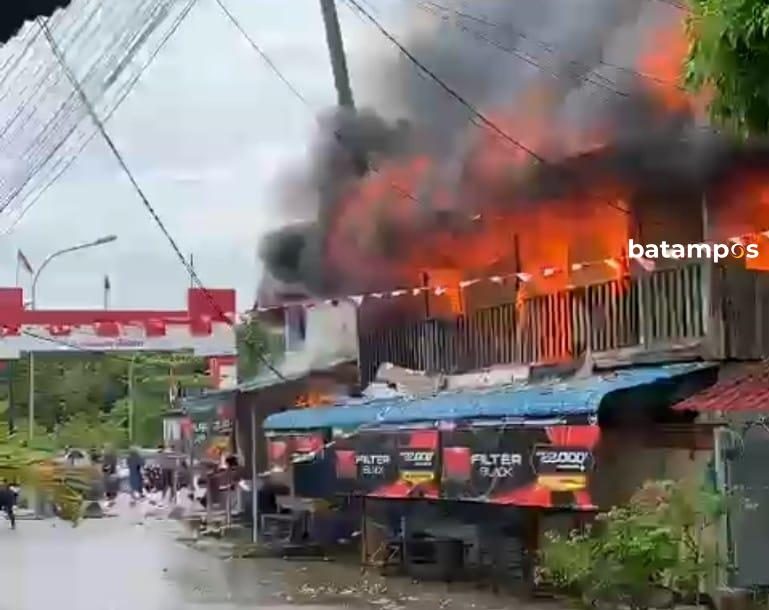 5 Kios Terbakar di Sengkuang Siang Ini