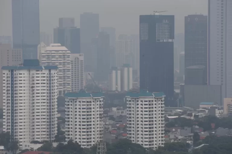 Polusi Jabodetabek Menggila, Jokowi Minta Hybird Working hingga Pancing Hujan