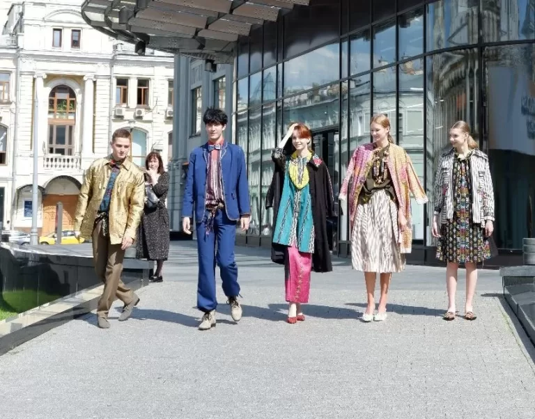 Gabungkan Wastra Nusantara dengan Gaya Fashion Modern, Koleksi Mixturology Curi Perhatian di Moskow