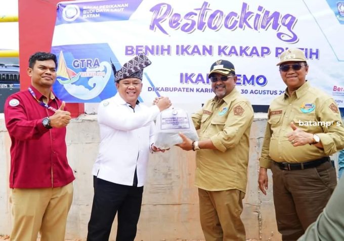 Pemkab-KKP Lepas Liarkan 70 Ribu Benih Ikan Kakap Putih ke Laut Bebas