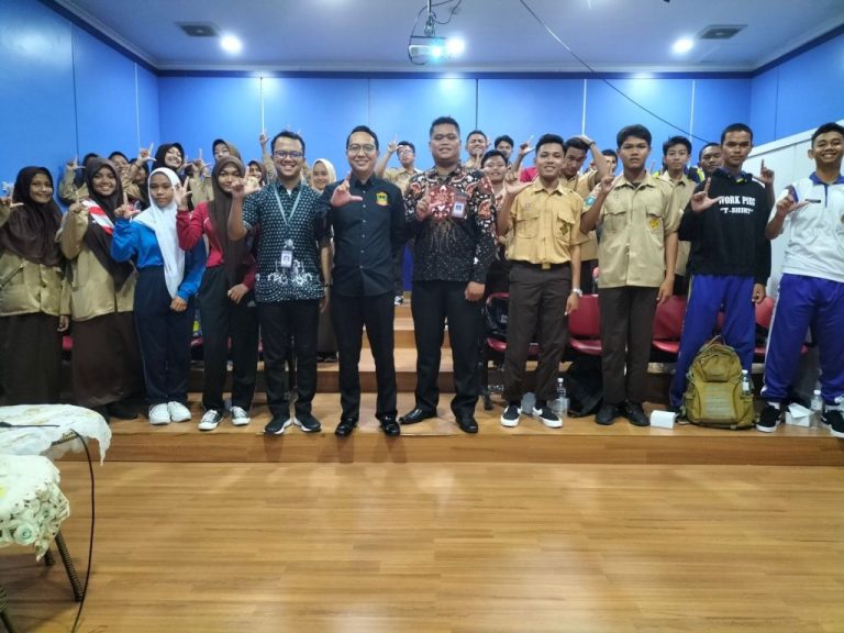 Gelar Bengkel Menulis Pantun bagi Siswa SMA se-Kota Tanjungpinang