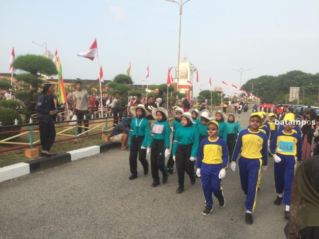 Sempat Banyak yang Pingsan, Gerak Jalan Agustusan Tetap Meriah