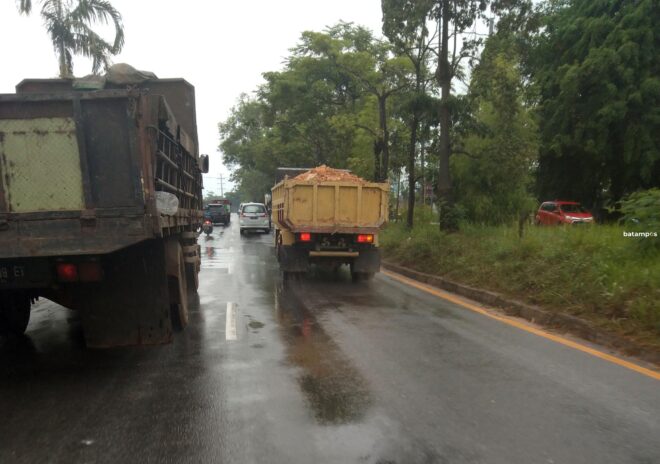Jalanan Jadi Berlumpur, Warga Komplain Aktifitas Truk Pengangkut Tanah di Batuaji