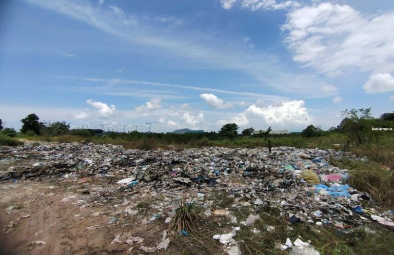Warga Sagulung Keluhkan Sampah Plastik dan Pakaian Berserakan di Pinggir Jalan