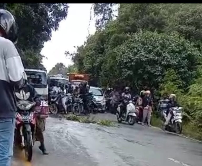 Pengendara Sepeda Motor Berjatuhan di Bukit Daeng Karena Tumpahan Solar