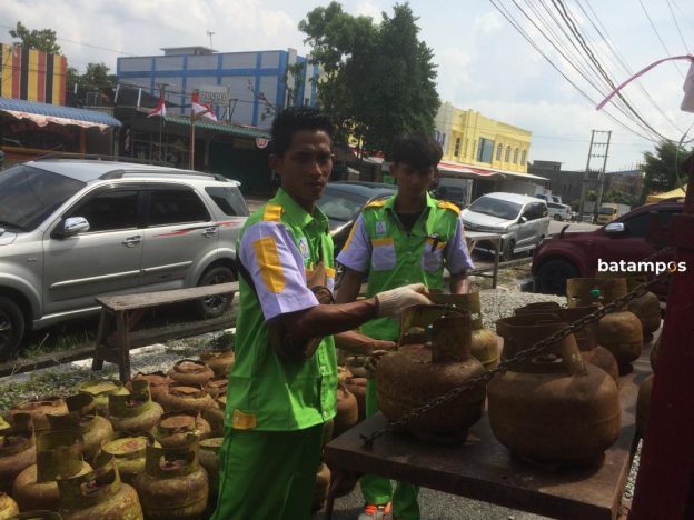 Ibu-Ibu Serbu Gas Melon