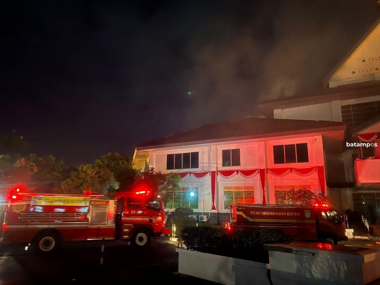 Kantor DPRD Batam Terbakar Dini Hari
