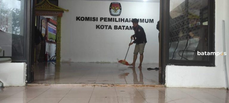 Kantor KPU Kota Batam Banjir