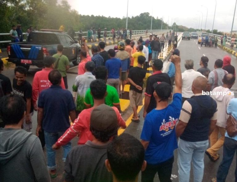 Warga Tutup Akses ke Galang