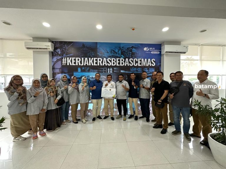 Wasnaker Kepri Serahkan Plakat Partisipasi Gerakan Sertakan BPJS Ketenagakerjaan