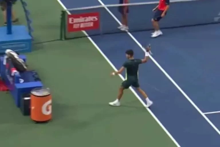 Frustrasi, Carlos Alcaraz Banting Raket