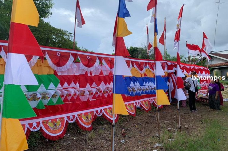 Pedagang Bendera Merah Putih Hiasi Tepian Jalan Tanjungpinang