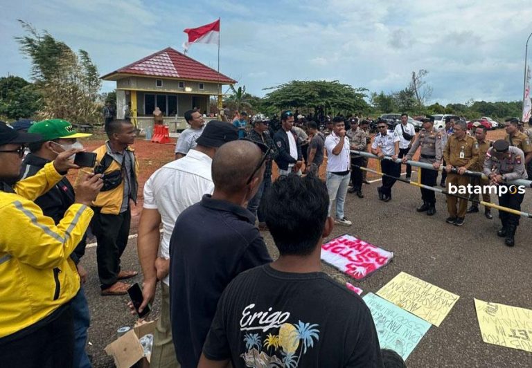 Pengemudi Maxim Kembali Demo ke Kantor Gubernur Kepri