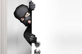 Pencuri Gasak Motor Warga Alam Tirta Terekam CCTV