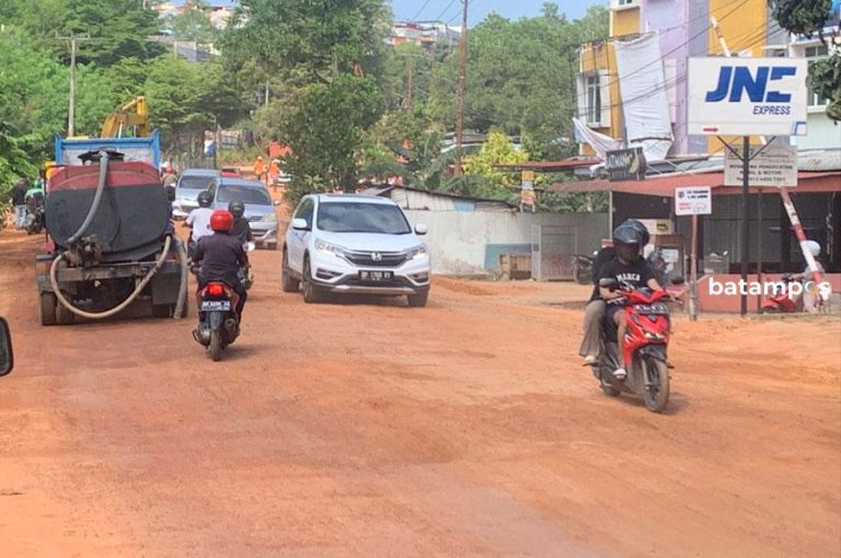 Warga Keluhkan Jalan Berdebu Dampak Proyek di Jalan Raja Haji Fisabilillah