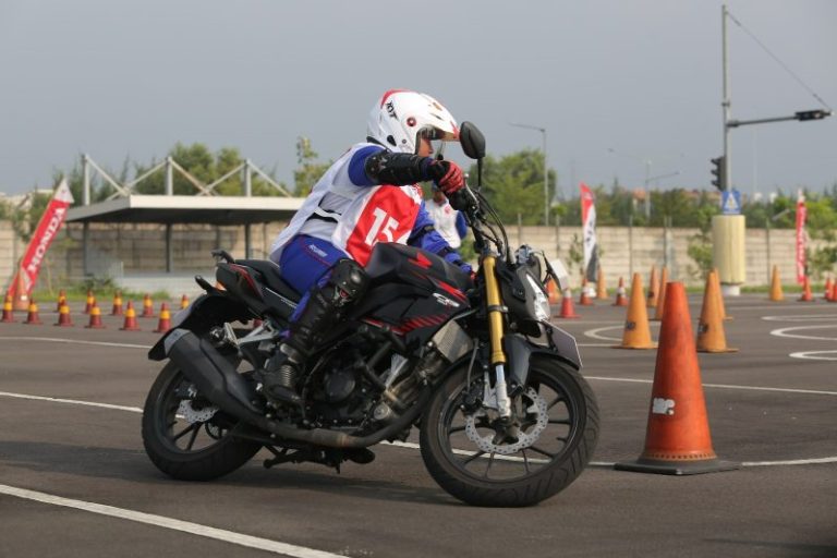 Ini Cara Menikung yang Tepat Saat Berkendara