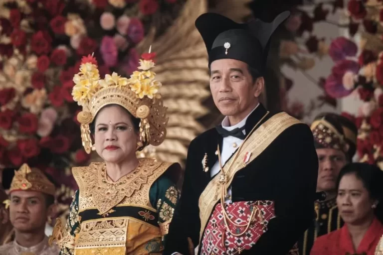 Kemeja untuk Presiden dan Ibu Negara Antar 4 Siswi SMKN Itu ke Istana Merdeka