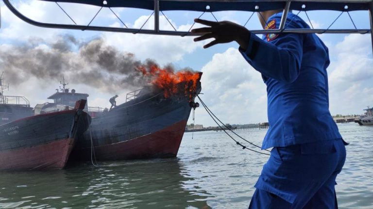 Tengah Labuh Jangkar, Kapal Barang Terbakar