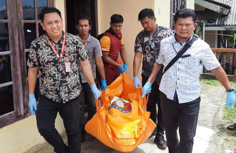 Pria 48 Tahun Ditemukan Telentang di Ruang Tamu dengan Tubuh Membiru