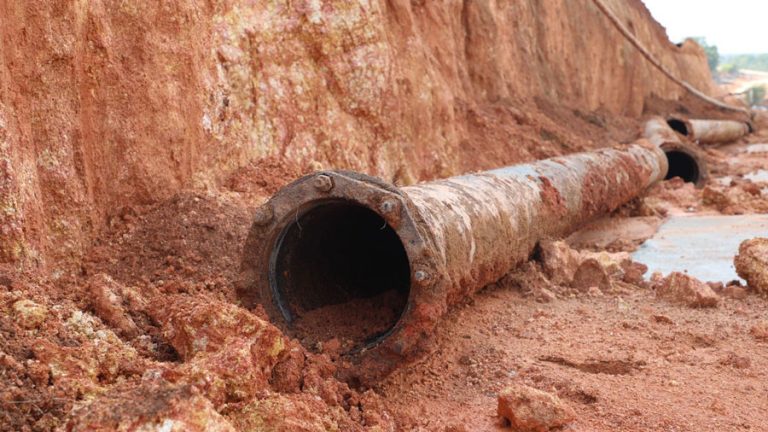 BU SPAM Kejar Target Penyambungan dan Relokasi Pipa 300