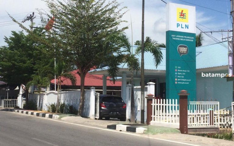 PLN Imbau Jangan Pasang Bendera di Dekat Jaringan Listrik