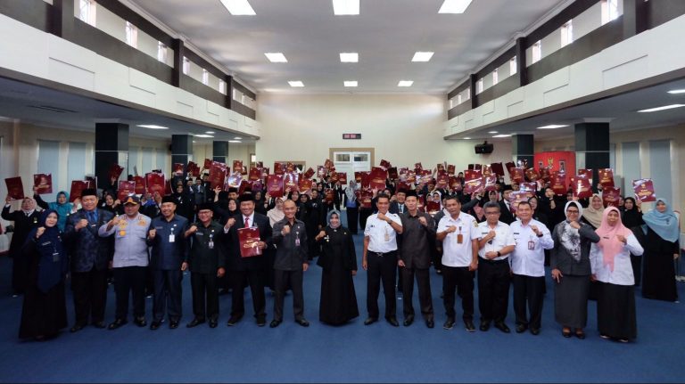 Rahma Serahkan Penghargaan Satyalancana Karya Satya kepada 147 ASN