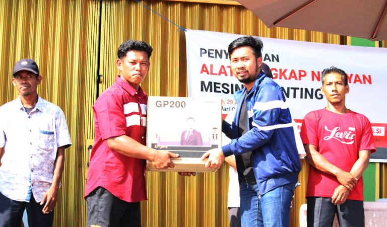 Anggota DPRD Kepri Syahid Ridho Serahkan Bantuan Alat Tangkap Ikan untuk Nelayan Belakang Padang