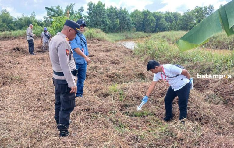 Ada Celana Dalam Merah di Dekat Tengkorak Misterius