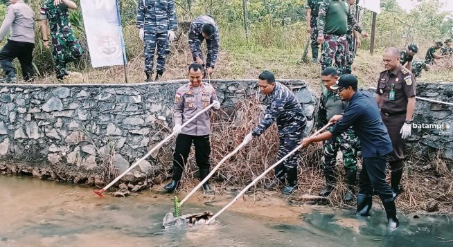Kendalikan Pencemaran Lingkungan, Lanal Bintan Bersihkan Sungai di Desa Lancang Kuning