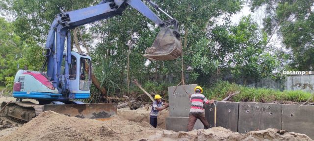 PT Timah Tbk Pasang Penahan Abrasi Pantai Padang Kundur