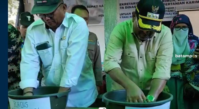 Bupati Karimun Ikut Demo Pembuatan Pupuk Biosaka
