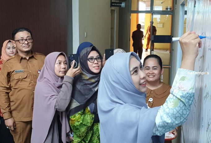 Sahabat EHD Diresmikan, Oki Setiana Dewi Ikut Tanda Tangani Komitmen Bersama Upaya Penanggulangan ODGJ di RSJKO EHD Kepri