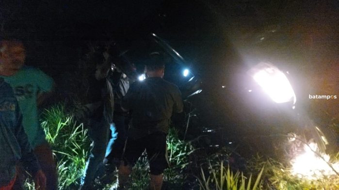 Pengemudi Hilang Kendali, Daihatsu Gran Max Terguling di Jalan Raya Busung