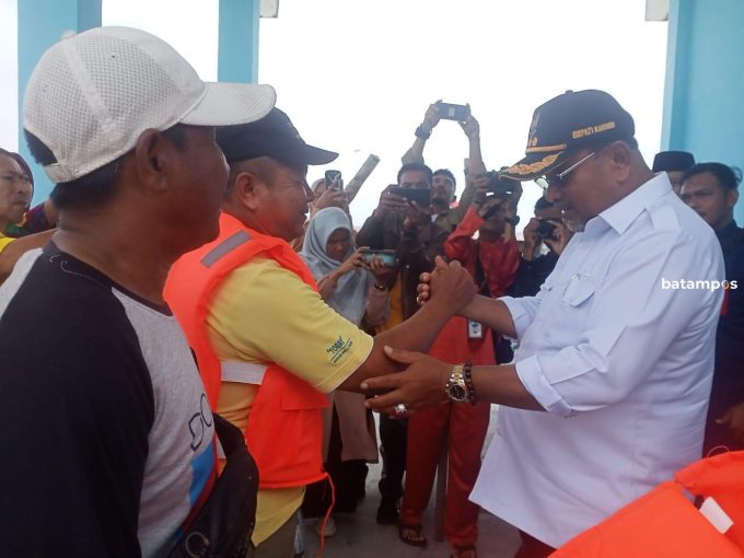 Bupati Karimun Serahkan Bantuan Dua Speedboat untuk Dua Kelompok Nelayan Desa Parit