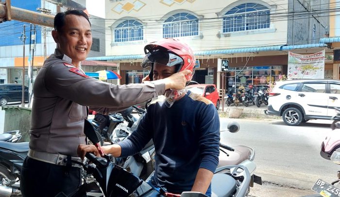 Polisi Bagikan Helm ke Pengendara Motor yang Kedapatan Tak Pakai Helm