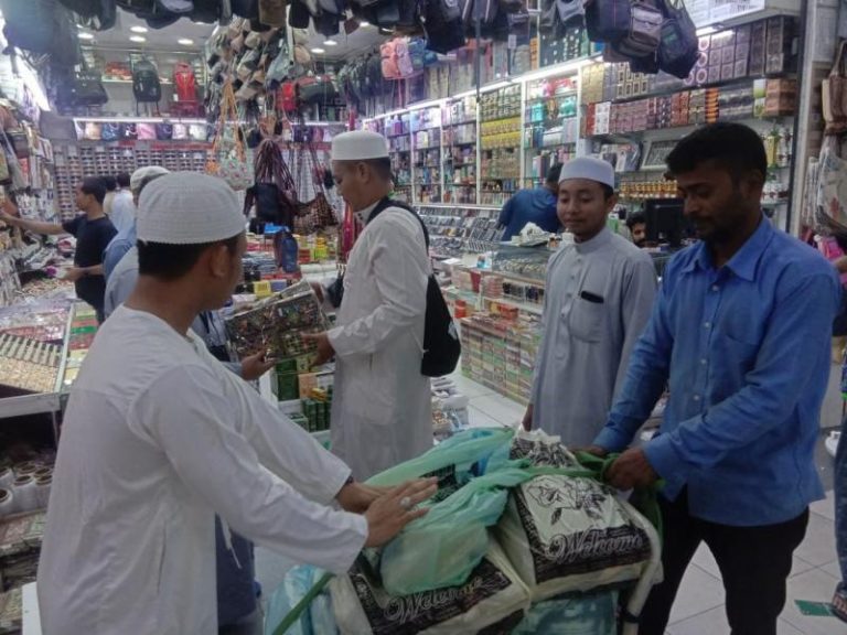 Banyak Risiko Menanti, Umrah Backpacker Melanggar Hukum