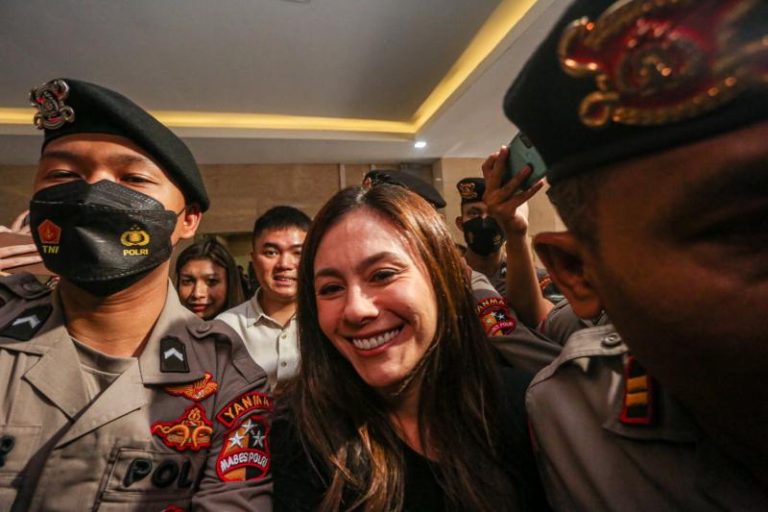 Wulan Guritno Lima Jam Diperiksa, Penyidik Mengajukan 42 Pertanyaan