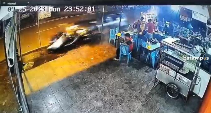 Mobil Tabrak Tiga Motor Parkir di Tanjunguban Terekam CCTV, Seorang Warga Jadi Korban