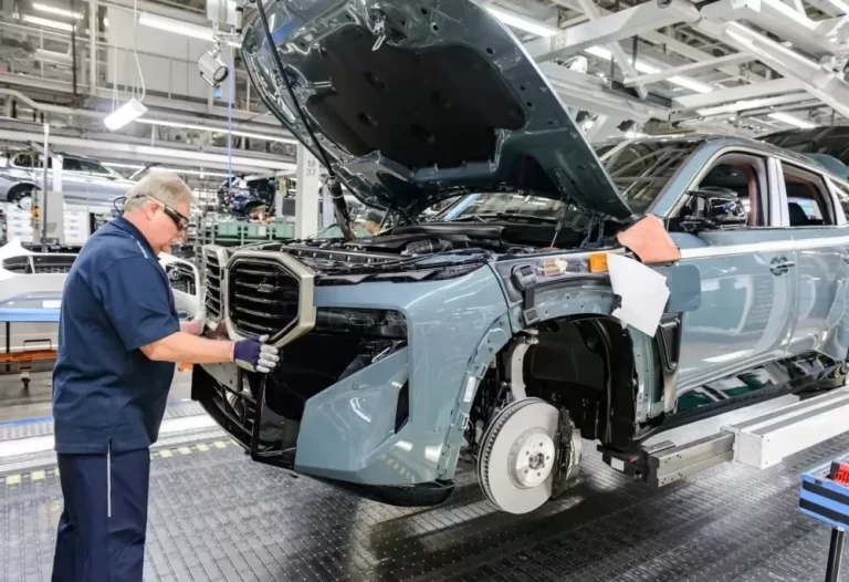 BMW Libatkan Teknologi AI di Pabrik AS, Pastikan 400 Tiang Logam yang Dilas Robot Benar