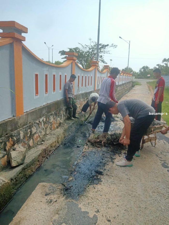 Antisipasi Banjir, Warga Teluk Air Bersih-Bersih Parit