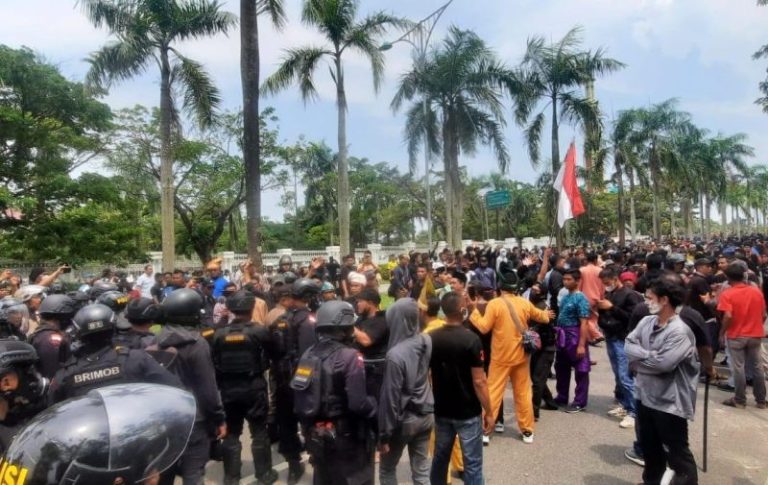 Polisi Tembakkan Gas Air Mata Hingga ke Arah Gedung LAM