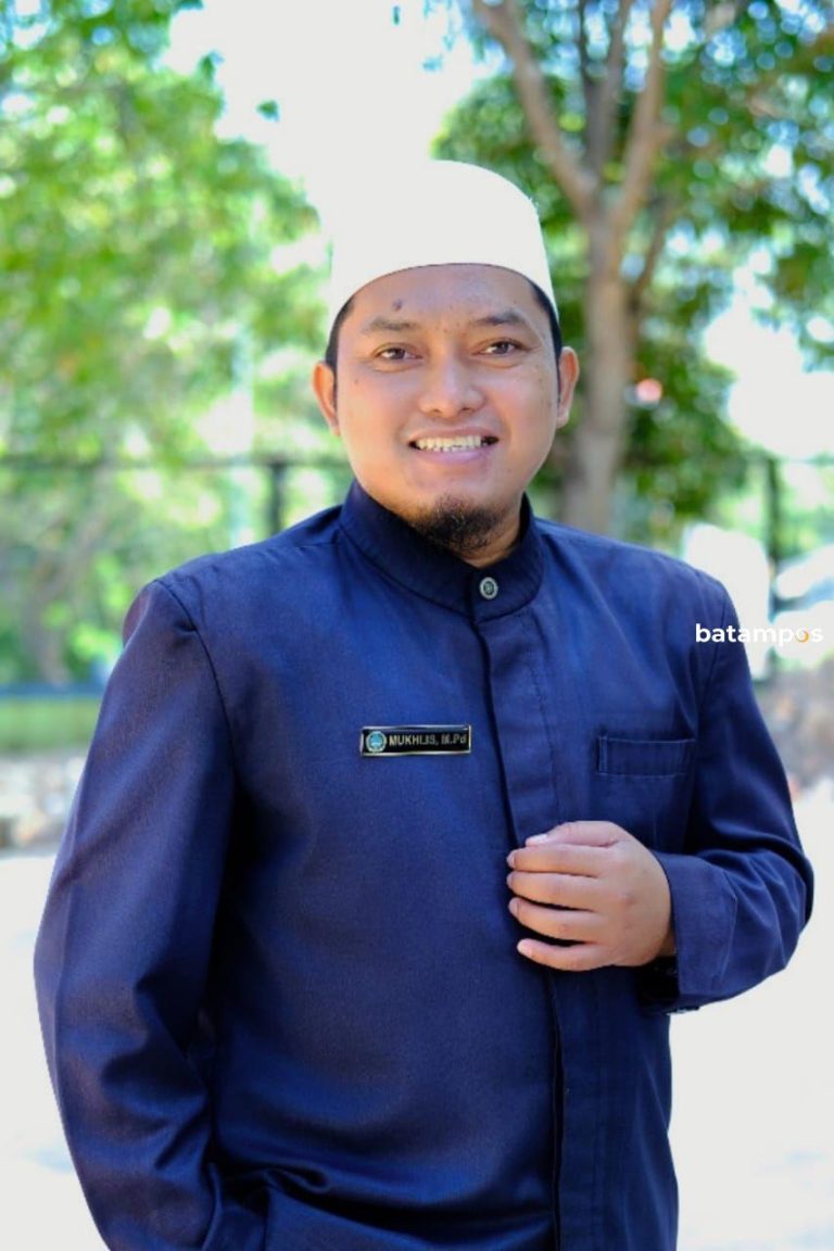 Mukhlis SPdI MPd, Kepala SMP IT Ulil Albab Batam