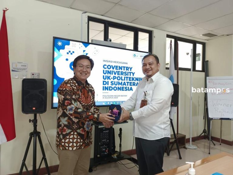 Polibatam Kirim Mahasiswi Kuliah S2 di Inggris